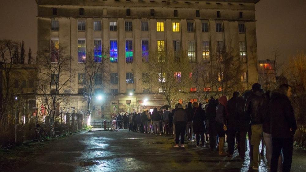 Photographie de la file d'attente devant le berghain berlin