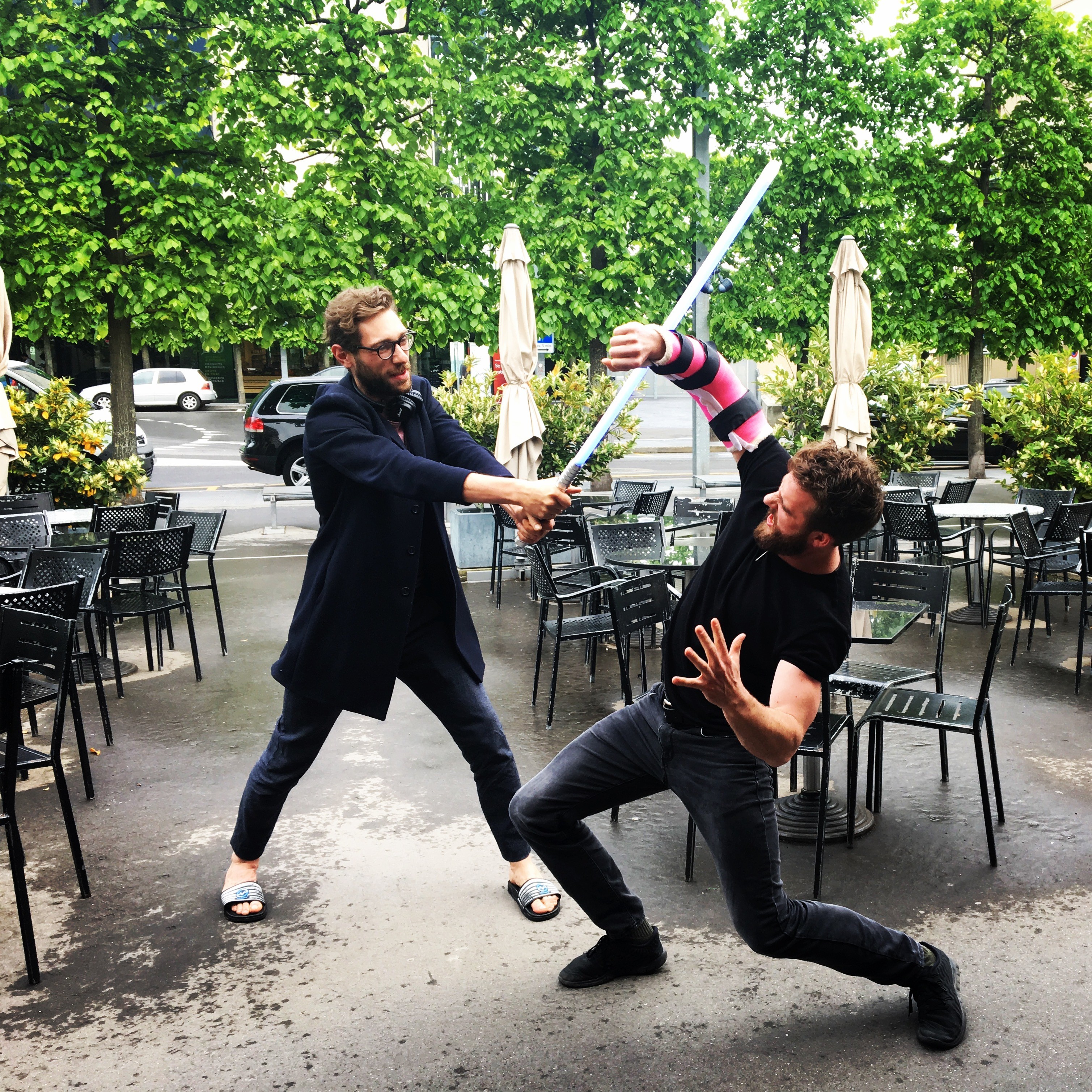 Photographie Julien Gueniat avec un bras dans le plâtre parant une attaque de sabre laser 😃